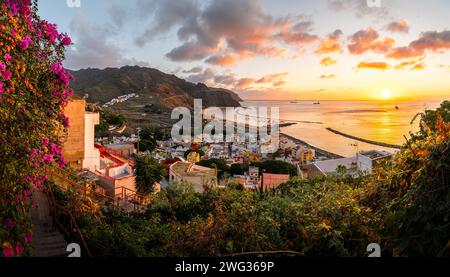 Explorez la plage sereine de Las Teresitas avec ses sables dorés du Sahara, nichée par les montagnes luxuriantes d'Anaga à Tenerife, et le charmant village de San Andrés. Banque D'Images