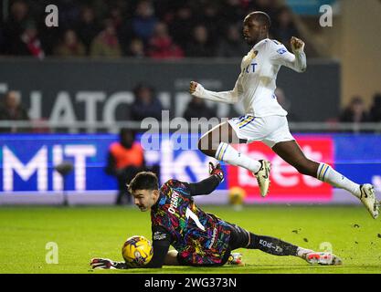 Glen Kamara (à droite) de Leeds United tente un tir au but lors du Sky Bet Championship match à Ashton Gate, Bristol. Date de la photo : Vendredi 2 février 2024. Banque D'Images