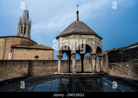 Une photo prise sur le toit de la cathédrale de Gérone avec le clocher en arrière-plan Banque D'Images