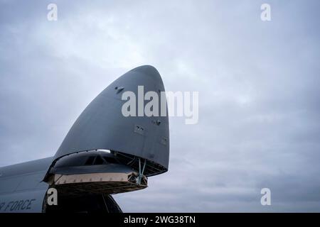 Dover, États-Unis. 02 février 2024. La fin de Lockheed C-5 Galaxy est évoquée lors d'un transfert digne à la base aérienne de Dover à Dover, Delaware, le vendredi 2 février 2024. Trois soldats américains ont été tués en Jordanie cette semaine dans une frappe de drone attribuée à des groupes militants soutenus par l’Iran. Photo Bonnie Cash/UPI crédit : UPI/Alamy Live News Banque D'Images