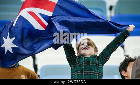 Doha, Qatar, 2 février 2024, AFC Asian Cup Qatar 2023 finale du Quater : Australie 1-2 Corée du Sud, son Heung-min, Hwang Hee-chan sauvent la journée pour mener la Corée en demi-finale. Image : un fan d'enfant australien acclamant l'équipe nationale. Banque D'Images