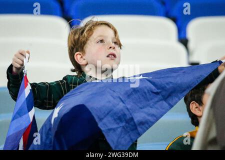 Doha, Qatar, 2 février 2024, AFC Asian Cup Qatar 2023 finale du Quater : Australie 1-2 Corée du Sud, son Heung-min, Hwang Hee-chan sauvent la journée pour mener la Corée en demi-finale. Image : un fan d'enfant australien acclamant l'équipe nationale. Banque D'Images