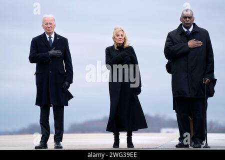 Dover, États-Unis. 02 février 2024. Le président Joe Biden, la première dame Jill Biden et le secrétaire à la Défense Lloyd Austin se tiennent debout lors d'un transfert digne à la base aérienne de Dover à Dover, Delaware, le vendredi 2 février 2024. Trois soldats américains ont été tués en Jordanie cette semaine dans une frappe de drone attribuée à des groupes militants soutenus par l’Iran. Photo Bonnie Cash/UPI crédit : UPI/Alamy Live News Banque D'Images