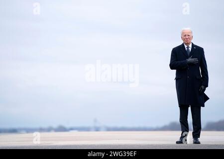 Dover, États-Unis. 02 février 2024. Le président Joe Biden regarde lors d'un transfert digne à la base aérienne de Dover à Dover, Delaware, le vendredi 2 février 2024. Trois soldats américains ont été tués en Jordanie cette semaine dans une frappe de drone attribuée à des groupes militants soutenus par l’Iran. Photo Bonnie Cash/UPI crédit : UPI/Alamy Live News Banque D'Images