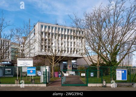 Vue extérieure de l'hôpital Antoine-Béclère de l'assistance publique Hôpitaux de Paris (APHP), situé à Clamart, France Banque D'Images