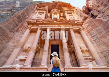 Petra, Jordanie - Une femme aux cheveux blonds regarde le Trésor à Petra, Jordanie Banque D'Images