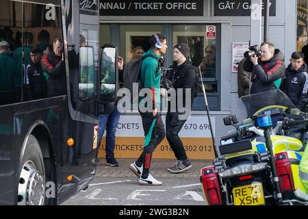 Newport, Royaume-Uni. 28 janvier 2024. Raphaël Varane arrive lors du match du 4e tour du Newport County AFC contre Manchester United FC Emirates FA Cup à Rodney Parade, Newport, pays de Galles, Royaume-Uni le 28 janvier 2024 Credit : Every second Media/Alamy Live News Banque D'Images