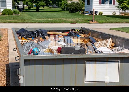 Ordures, poubelles ou benne à ordures pleine de déchets ménagers. Concept de nettoyage de maison, de désencombrement et de palissade. Banque D'Images