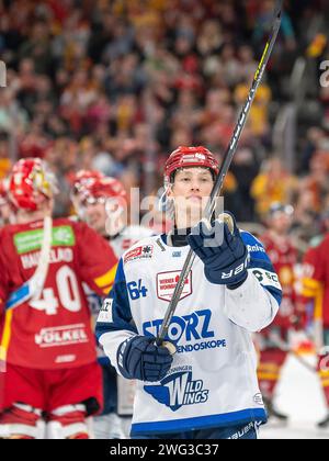 Boaz Bassen (Schwenninger Wild Wings, #64) bedankt sich BEI den fans. Duesseldorfer EG vs Schwenninger Wild Wings, Eishockey, Penny DEL, 43. Spieltag, saison 2023/2024, 02.02.2024 photo : Eibner-Pressefoto/Thomas Haesler Banque D'Images