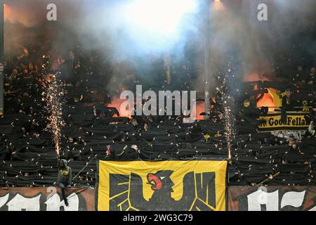 Heidenheim, Deutschland. 02 février 2024. Fußball : 1. Bundesliga, 20. Spieltag : 1. FC Heidenheim - Borussia Dortmund am 02.02.24 in der Voith-Arena. Die Dortmunder fans zeigen eine Choreografie. WICHTIGER HINWEIS : gemäß den Vorgaben der DFL Deutsche Fußball Liga bzw. Des DFB Deutscher Fußball-Bund ist es untersagt, in dem Stadion und/oder vom Spiel angefertigte Fotoaufnahmen in Form von Sequenzbildern und/oder videoähnlichen Fotostrecken zu verwerten bzw. verwerten zu lassen. Crédit : dpa/Alamy Live News Banque D'Images