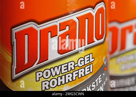 Viersen, Allemagne - 9 janvier. 2024 : gros plan de la bouteille drano Power gel nettoyant pour drain chimique Banque D'Images