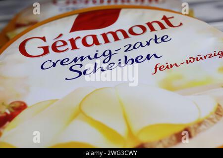 Viersen, Allemagne - 9 janvier. 2024 : gros plan du paquet de tranches de fromage Geramont français Banque D'Images