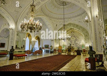 Intérieur le palais du Golestan et vue à angle bas lustre détails du palais du Golestan, iran. Banque D'Images