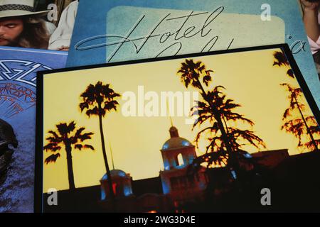 Viersen, Allemagne - 9 janvier. 2024 : closeup de l'album vinyle de l'année du groupe Eagles Cover Hotel California de 1978 Banque D'Images