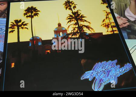 Viersen, Allemagne - 9 janvier. 2024 : closeup de l'album vinyle de l'année du groupe Eagles Cover Hotel California de 1978 Banque D'Images