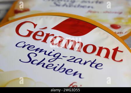 Viersen, Allemagne - 9 janvier. 2024 : gros plan du paquet de tranches de fromage Geramont français Banque D'Images