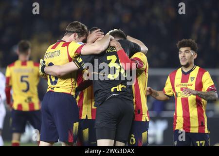 Lecce, Italie. 02 février 2024. Lecce célébration de la victoire avec son gardien de but Wladimiro Falcone (Lecce) lors de l'US Lecce vs ACF Fiorentina, match de football italien Serie A à Lecce, Italie, février 02 2024 crédit : Agence photo indépendante/Alamy Live News Banque D'Images