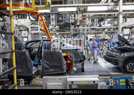 Sao Paulo, Brésil. 02 février 2024. Les assembleurs de véhicules travaillent à l'usine automobile Volkswagen de Sao Bernardo do Campo, Sao Paulo. Crédit : Allisonsales/dpa/Alamy Live News Banque D'Images