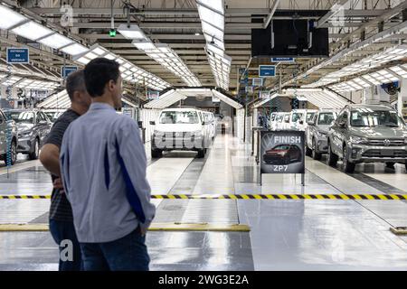 Sao Paulo, Brésil. 02 février 2024. Les assembleurs de véhicules regardent à l'usine automobile Volkswagen à Sao Bernardo do Campo, Sao Paulo. Crédit : Allisonsales/dpa/Alamy Live News Banque D'Images