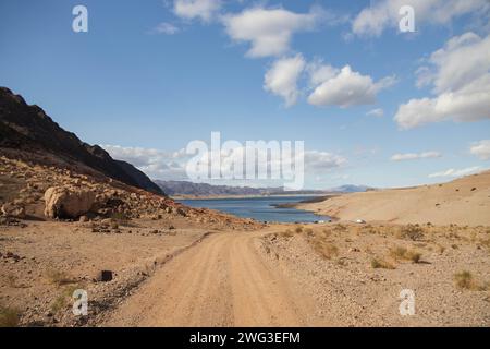 Route de terre à travers Lake Mead National Recreation Area, Nevada Banque D'Images