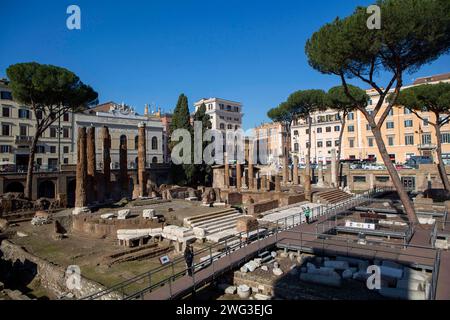 Der Largo di Torre Argentina ist ein Platz im Stadtviertel Pigna in ROM auf dem antiken Campus Martius. 1926 1928 begann man mit der systematischen Ausgrabung von Tempeln, die aus der Zeit der Römischen Republik Stammen. ROM *** Largo di Torre Argentina est une place dans le quartier Pigna de Rome sur l'ancien Campus Martius 1926 1928 la fouille systématique des temples datant de la République romaine a commencé Rome Banque D'Images