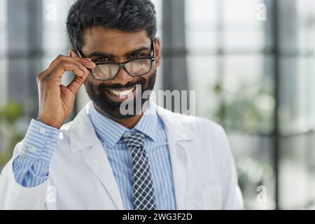Portrait d'un médecin souriant debout dans un couloir d'hôpital Banque D'Images