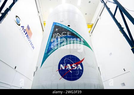 Cape Canaveral (États-Unis d ' Amérique). 31 janvier 2024. Les techniciens de la NASA et de SpaceX encapsulent en toute sécurité le vaisseau spatial sans pilote PACE dans les carénages de charge utile Falcon 9 au centre d'opérations spatiales Astrotech près du centre spatial Kennedy, le 31 janvier 2024 à Cape, en Floride. Crédit : Katie Mellos/NASA photo/Alamy Live News Banque D'Images