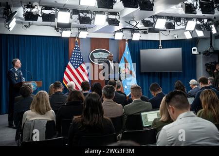 Arlington (États-Unis d ' Amérique). 01 février 2024. Arlington (États-Unis d ' Amérique). 01 février 2024. Le secrétaire américain à la Défense Lloyd Austin III répond à une question lors d'un point de presse au Pentagone, le 1 février 2024 à Washington, DC Credit : PO1 Alexander Kubitza/DOD/Alamy Live News Banque D'Images