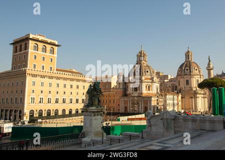 Blick auf die Chiesa del Santissimo Nome di Maria al Foro Traiano rechts im Bild Santa Maria di Loreto daneben . ROM *** vue de la Chiesa del Santissimo Nome di Maria al Foro Traiano sur la droite Santa Maria di Loreto à côté de Rome Banque D'Images