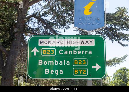 Route de l'autoroute Monaro à Cooma New South Wales avec directions routières vers les villes environnantes, Canberra, Bombala et Bega, NSW, Australie Banque D'Images