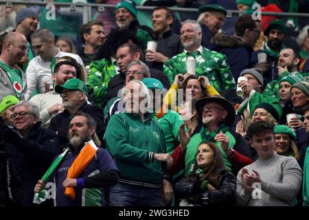 Marseille, France. 2 février 2024. Fans irlandais lors du match Guinness 6 Nations entre la France et l'Irlande. Crédit : Ben Whitley/Alamy Live News Banque D'Images