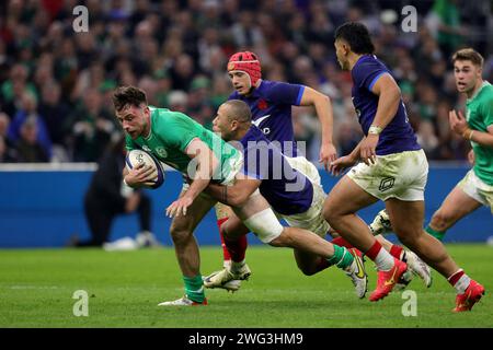 Marseille, France. 2 février 2024. L'Irlandais Hugo Keenan est attaqué par le Français Gael Fickou lors du match Guinness 6 Nations entre la France et l'Irlande. Crédit : Ben Whitley/Alamy Live News Banque D'Images