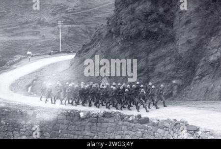 Des hommes du 1e Bataillon, East Surrey Regiment, marchant le long d'une route de montagne en Inde britannique pendant l'entre-deux-guerres. Banque D'Images