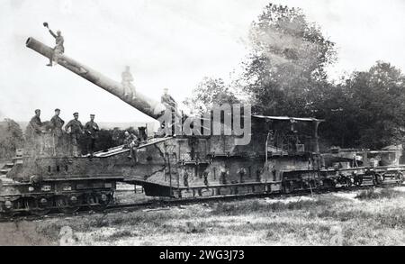 Un Canon de 274 modèle 87/93 glissement, un canon ferroviaire français, capturé par les soldats allemands sur le front occidental pendant la première Guerre mondiale. Banque D'Images