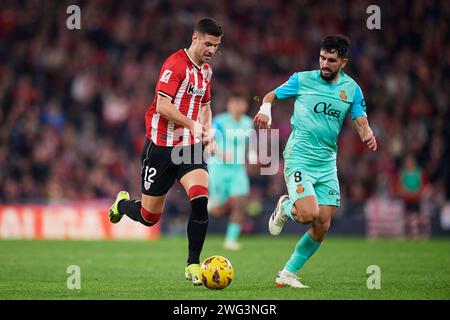 Gorka Guruzeta de l'Athletic Club duel pour le ballon avec Manu Morlanes du RCD Mallorca lors du match de LaLiga EA Sports entre l'Athletic Club et le RCD Mallorca au stade San Mames le 02 février 2024 à Bilbao, Espagne. Crédit : Cesar Ortiz Gonzalez/Alamy Live News Banque D'Images