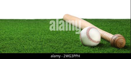 Batte de baseball et balle sur gazon artificiel sur fond blanc Banque D'Images