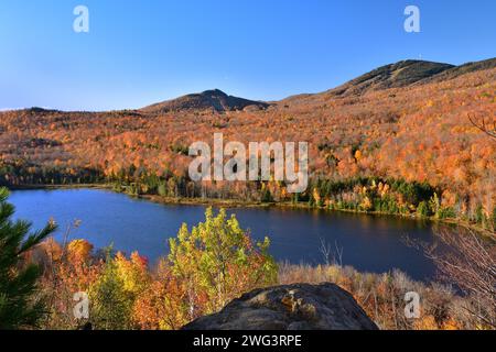 Parc national d'Orford, étang de cerises pendant la saison d'automne, couleurs d'automne, monts Orford et Giroux Banque D'Images