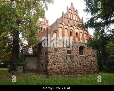 Une vieille église dans l'ouest de la Pologne Banque D'Images