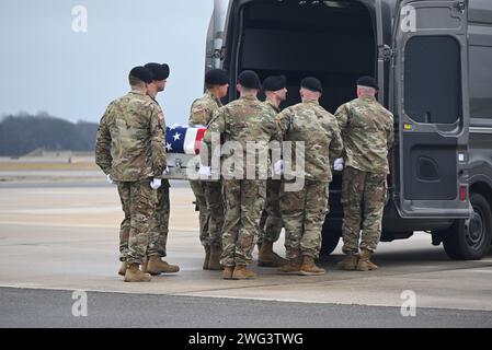 Dover, États-Unis. 02 février 2024. Les soldats transfèrent le cercueil de leur collègue tué dans une attaque de drone en Jordanie par des militants soutenus par l’Iran dans un camion de transport lors du transfert digne. Le président AMÉRICAIN Joe Biden et la première dame américaine Jill Biden participent au transfert digne des trois corps des soldats de la Réserve de l’Armée, le sergent William Rivers, le sergent Breonna Moffett et le sergent Kennedy Sanders dans un coffret de transfert drapé de drapeaux. (Photo de Kyle Mazza/SOPA Images/Sipa USA) crédit : SIPA USA/Alamy Live News Banque D'Images