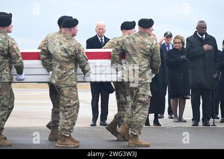 Dover, États-Unis. 02 février 2024. Les soldats portent le cercueil de leur collègue tué dans une attaque de drone en Jordanie par des militants soutenus par l'Iran pour être placé dans un fourgon de transport lors du transfert digne. Le président AMÉRICAIN Joe Biden et la première dame américaine Jill Biden participent au transfert digne des trois corps des soldats de la Réserve de l’Armée, le sergent William Rivers, le sergent Breonna Moffett et le sergent Kennedy Sanders dans un coffret de transfert drapé de drapeaux. Crédit : SOPA Images Limited/Alamy Live News Banque D'Images