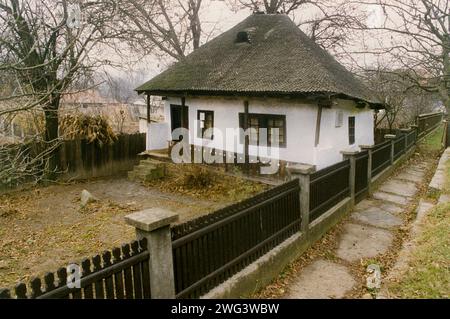 Campuri, comté de Vrancea, Roumanie, approx. 1999. La maison du XIXe siècle du légendaire paysan Ion Roată. Banque D'Images