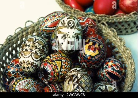 Oeufs de Pâques traditionnellement ornés en Roumanie, en utilisant la technique encaustique (gaufrage à la cire) Banque D'Images