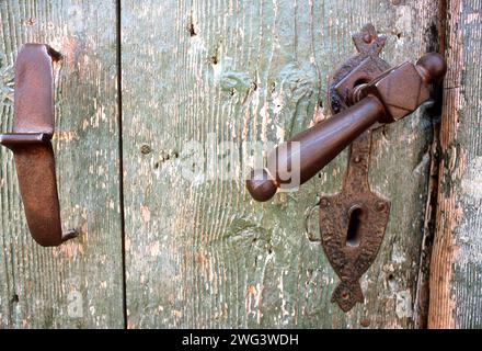 Une vieille poignée sur une porte en bois en Roumanie, approx. 1999 Banque D'Images