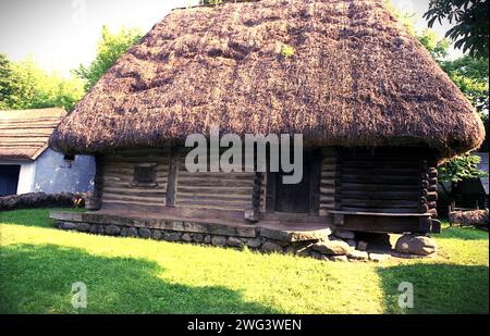 Musée du Village, Bucarest, Roumanie, approx. 1995. Une maison du XVIIIe siècle du comté de Maramureş. Banque D'Images