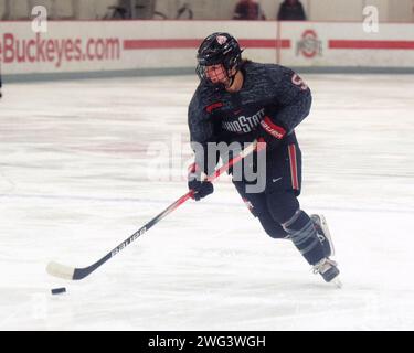 Columbus, Ohio, États-Unis. 2 février 2024. L’attaquant Delaney Fleming (5) des Buckeyes de l’Ohio State patine avec la rondelle contre les Beavers de Bemidji State lors de leur match à Columbus, Ohio. Brent Clark/Cal Sport Media/Alamy Live News Banque D'Images