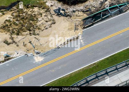 Réparation du pont détruit après l'ouragan en Floride. Reconstruction d'une route endommagée après l'inondation de l'asphalte. Construction Banque D'Images