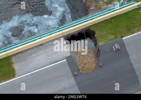 Pont détruit après l'ouragan en Floride. Chantier de construction. Reconstruction d'une route endommagée après les inondations qui ont emporté l'asphalte Banque D'Images