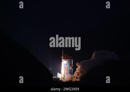 (240203) -- XICHANG, 3 février 2024 (Xinhua) -- Une fusée longue March-2C transportant 11 satellites de la constellation Geely-02 explose du centre de lancement de satellites Xichang dans la province du Sichuan, dans le sud-ouest de la Chine, le 3 février 2024. La Chine a envoyé samedi un groupe de 11 satellites dans l'espace depuis le centre de lancement de satellites de Xichang, dans la province du Sichuan, dans le sud-ouest. Portés par une fusée longue March-2C, les 11 satellites de la constellation Geely-02 ont décollé du site de lancement à 7:37 heures (heure de Beijing) et sont entrés sur l ' orbite préréglée. C'était la 508e mission de vol de la fusée longue Marche Banque D'Images