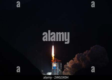 (240203) -- XICHANG, 3 février 2024 (Xinhua) -- Une fusée longue March-2C transportant 11 satellites de la constellation Geely-02 explose du centre de lancement de satellites Xichang dans la province du Sichuan, dans le sud-ouest de la Chine, le 3 février 2024. La Chine a envoyé samedi un groupe de 11 satellites dans l'espace depuis le centre de lancement de satellites de Xichang, dans la province du Sichuan, dans le sud-ouest. Portés par une fusée longue March-2C, les 11 satellites de la constellation Geely-02 ont décollé du site de lancement à 7:37 heures (heure de Beijing) et sont entrés sur l ' orbite préréglée. C'était la 508e mission de vol de la fusée longue Marche Banque D'Images