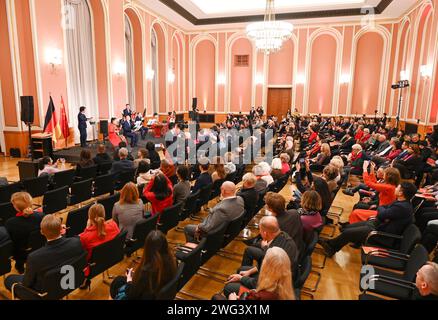 Berlin, Allemagne. 31 janvier 2024. Une troupe d'art de la province chinoise du Shandong se produit lors d'un concert de « bonne année chinoise » à Berlin, en Allemagne, le 31 janvier 2024. Crédit : REN Pengfei/Xinhua/Alamy Live News Banque D'Images